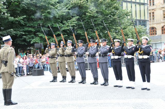 Soldiers of the Honour Guard of the Armed Forces of Poland, commanded by Lieutenant Marcin Chalinsky, surprising the audience with sudden rifle fire