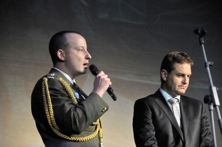 Příslušník Aktivní zálohy podplukovník Robert Speychal a bývalý reprezentační hokejový brankář Petr Bříza, dnes předseda představenstva hokejového klubu Sparta Praha, připomněli, že tento klub už šest let vzdává hold práci hasičů, záchranářů, policistů a vojáků. Účast na koncertu, tak jako mnozí jiní, považovali za svou morální povinnost