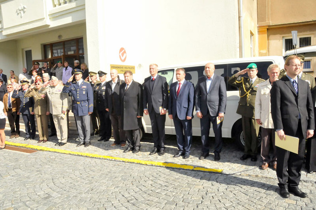 Pietního ceremoniálu se účastnila celá řada osobností, kteří se s generálem Tomášem Sedláčkem osobně znali. Přítomi byli například bývalý ministr obrany Vlastimil Picek či bývalí náčelníci Generálního štábu AČR generálové Pavel Štefka a Jiří Nekvasil či představitelé Konfederace politických vězňů nebo manželky slavných generálů letectva ze 2. světové války