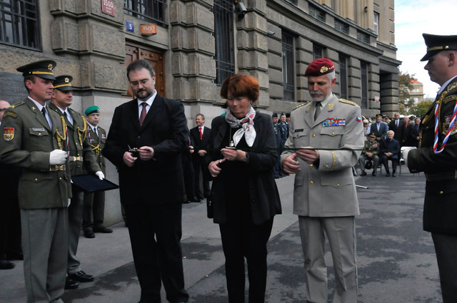 Slavnostní přestřižení pásky bylo v režii historika Karla Straky, starostky Městské části Praha 6 Marie Kousalíkové a náčelníka GŠ AČR armádního generála Petra Pavla