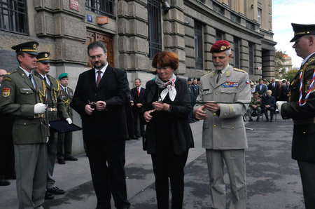 Slavnostní přestřižení pásky bylo v režii historika Karla Straky, starostky Městské části Praha 6 Marie Kousalíkové a náčelníka GŠ AČR armádního generála Petra Pavla
