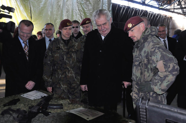 Major Ivo Zelinka (vpravo) představil prezidentu Miloši Zemanovi společně s podplukovníkem Róbertem Dziakem zbraně, kterými disponují chrudímští výsadkáři