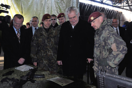 Major Ivo Zelinka (vpravo) představil prezidentu Miloši Zemanovi společně s podplukovníkem Róbertem Dziakem zbraně, kterými disponují chrudímští výsadkáři