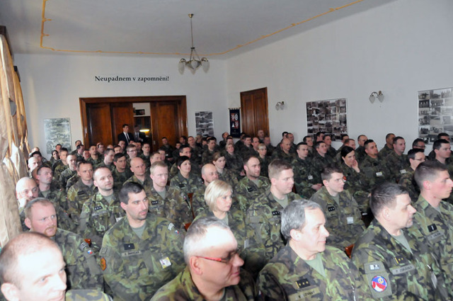 Zaplněný sál příslušníky pluku, kteří využili možnost besedovat s vrchním velitelem
