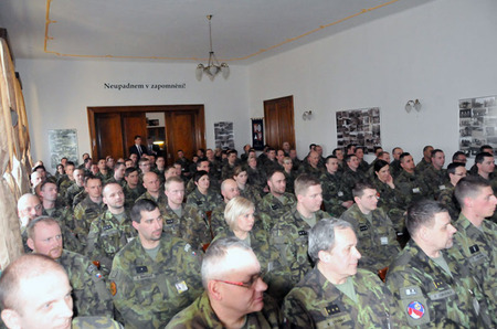 Zaplněný sál příslušníky pluku, kteří využili možnost besedovat s vrchním velitelem