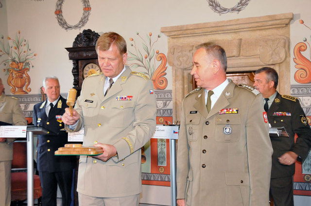 Symbolicky odklepl předání předsednictví český náčelník generálního štábu armádní generál Josef Bečvář