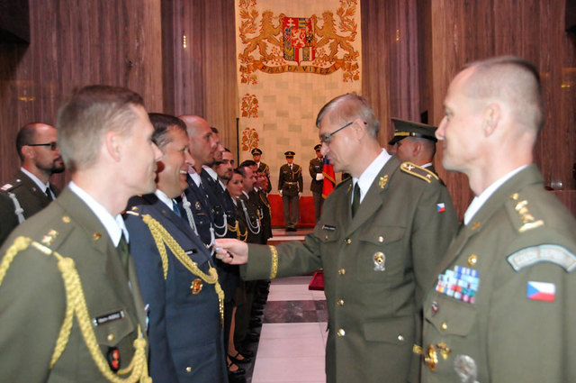 Brigádní generál Jaroslav Linhart předával ocenění spolu s plukovníkem gšt. Petrem Vohralíkem 