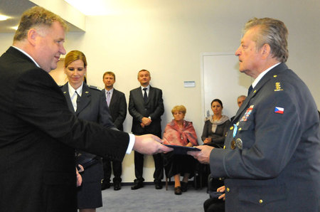Pamětní medaili převzal z rukou náměstka Antonína Rady plukovník v. v. Jan Novák. Ten také jménem všech oceněných poděkoval za udělení medailí armádního generála Karla Janouška