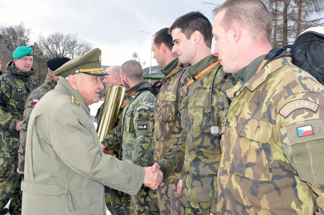 Vítězné osádce blahopřeje pravidelný host jinecké vzpomínky na bitvu u Jasla válečný veterán brigádní generál Miloslav Masopust