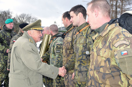 Vítězné osádce blahopřeje pravidelný host jinecké vzpomínky na bitvu u Jasla válečný veterán brigádní generál Miloslav Masopust