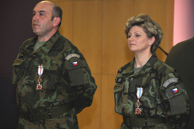 Čestnými odznaky AČR Za zásluhy byli vyznamenáni podplukovník Jiří Studničný a prapočice Michaela Švihlová