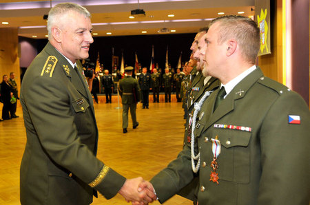 Zástupce náčelníka GŠ AČR - náčelník štábu generálporučík František Malenínský blahopřeje k udělení čestného odznaku AČR Za zásluhy III. stupně desátníku Jiřímu Omaníkovi