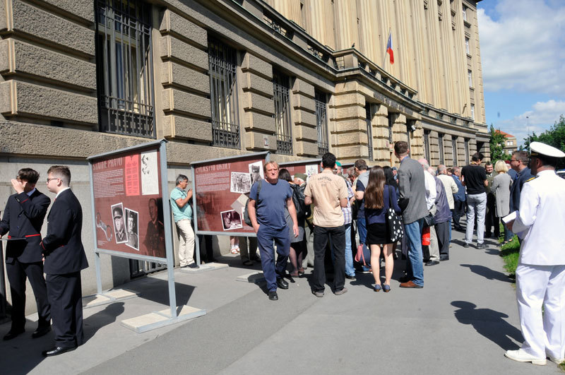 O vernisáž byl veliký zájem a přitáhla pozornost také řady náhodných kolemjdoucích