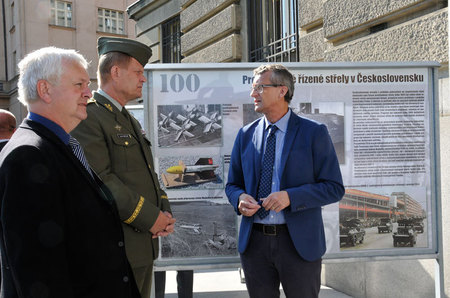 Generál Josef Bečvář s autory výstavy