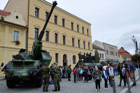 Technika vojáků  se na poříčském náměstí těšila po celý den neustálému zájmu návštěvníků
