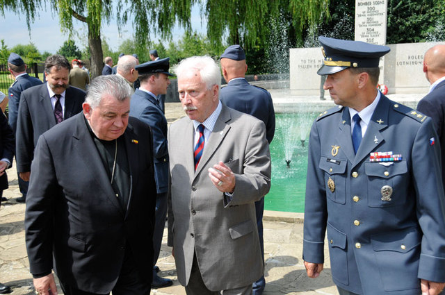 Kardinál Dominik Duka v rozhovoru s Jiřím Stanislavem u památníku polských letců v Londýně, kde česká delegace uctila památku více než 6000 polských letců, kteří bojovali v řadách RAF