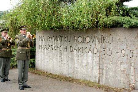 Ze vzpomínkové akce u mostu Barikádníků (1)