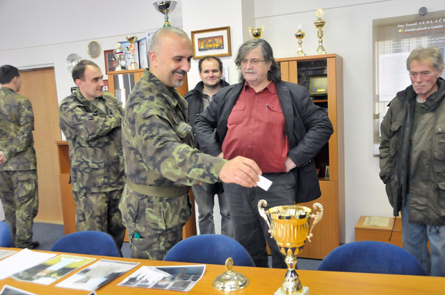 Předseda komise podplukovník Jaromír Jančura vhazuje do poháru svůj hlasovací lístek