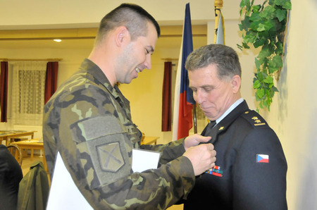 Major Přemysl Tuček, velitel 1.MAT Lógar, předal pplk.Petru Čejkovi pamětní medaili, kterou Klubu výsadkových veteránů v Jindřichově Hradci udělili příslušníci kontingentu za pomoc a podporu v průběhu zahraniční operace