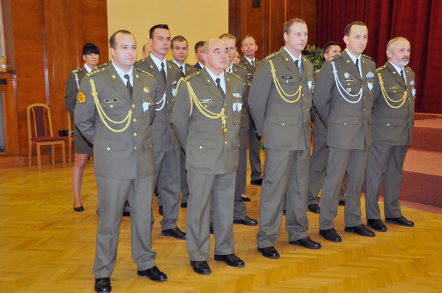 Medaile za úspěšné splnění úkolů mise a vzornou reprezentaci České republiky obdrželi také vojáci 15. jednotky chemické a biologické ochrany, kterým velel kapitán Hanuš Ort