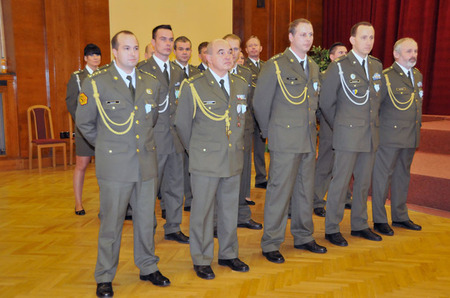 Medaile za úspěšné splnění úkolů mise a vzornou reprezentaci České republiky obdrželi také vojáci 15. jednotky chemické a biologické ochrany, kterým velel kapitán Hanuš Ort