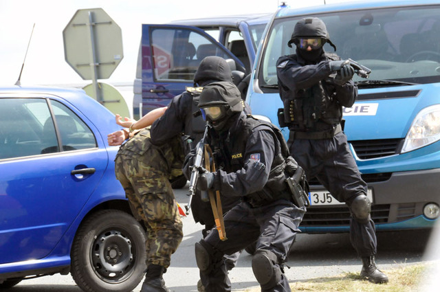 Práce zásahové jednotky Policie ČR byla bezchybná a narušitel, který nerespektoval pokyny byl zadržen