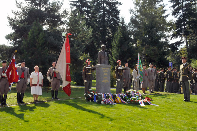 Ze slavnostního odhalení pomníku armádnímu generálovi Tomáši Sedláčkovi v pražských kasárnách v Čínské ulici