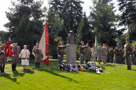 V pražských Dejvicích byl odhalen pomník armádnímu generálu Tomáši Sedláčkovi