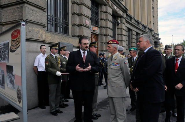 První části expozice provedl hosty poutavým vyprávěním historik VHÚ Praha Karel Straka