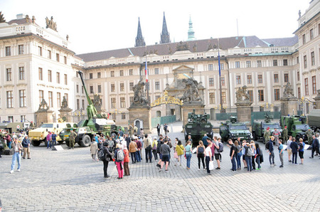 Na Hradčanském náměstí je k vidění armádní technika