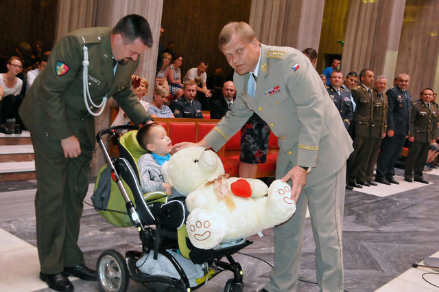 Náčelník Generálního štábu AČR armádní generál Josef Bečvář předal Matyáškovi Hadravovi velkého medvěda