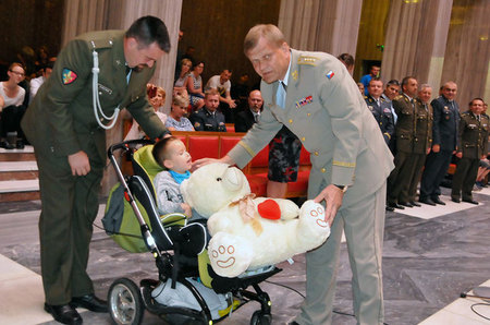 Náčelník Generálního štábu AČR armádní generál Josef Bečvář předal Matyáškovi Hadravovi velkého medvěda