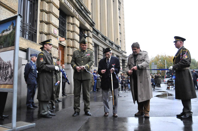 Pásku přestřihli a výstavu tak zahájili - zleva: armádní generál Josef Bečvář, svobodník ve výslužbě Viktor Wellemín a Jindřich Marek