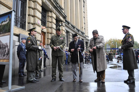 Pásku přestřihli a výstavu tak zahájili - zleva: armádní generál Josef Bečvář, svobodník ve výslužbě Viktor Wellemín a Jindřich Marek