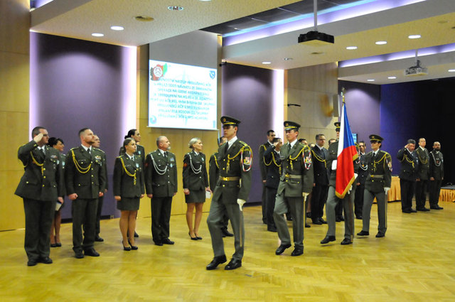 Odnesením státní vlajky Čestnou stráží AČR byl ukončen slavnostní nástup v konferenčním sále Domu armády Praha