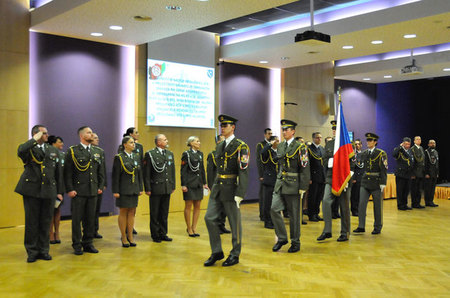 Odnesením státní vlajky Čestnou stráží AČR byl ukončen slavnostní nástup v konferenčním sále Domu armády Praha