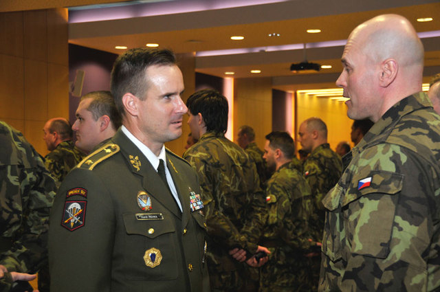 K ocenění vyznamenaným blahopřál také brigádní generál Karel Řehka