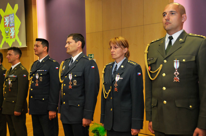 Část vyznamenaných, kteří obdrželi ocenění za svou práci od náčelníka Generálního štábu AČR