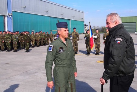 Čáslavský bojový prapor byl dekorován prezidentem České republiky