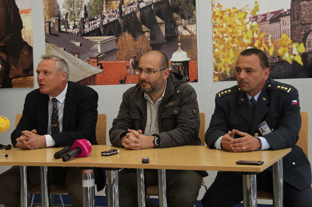 Tisková konference, zleva náměstek ministra obrany Bohuslav Dvořák, ředitel ZOO Praha Miroslav Bobek, plk. Martin Bojkovský 24. zDL Praha Kbely