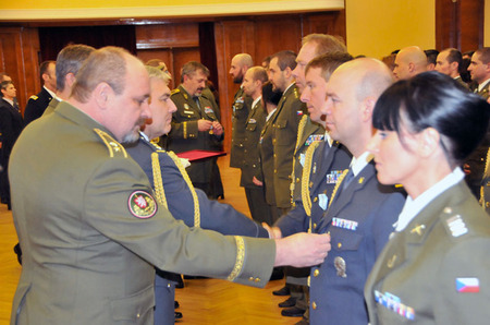Medaile Za službu v zahraničí předávali také velitel pozemních sil generál Ján Gurník, zástupce velitele vzdušných sil plukovník gšt. Jaromír Šebesta,ale také předseda poslaneckého výboru pro  bezpečnost Roman Váňa či vojenští zástupci ambasády USA. Přítomen byl také generál Jaroslav Kankia a další hosté