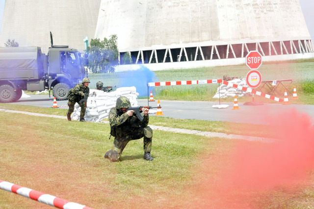 Také s útokem "teroristů" si příslušníci Aktivní zálohy KVV v Jihlavě uměli poradit