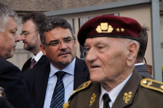 Mezi hosty bylo možné na výstavě zahlédnout také náměstka ministra obrany Tomáše Kuchtu, který si se zájmem a s uznáním k autorům, prohlédl expozici
