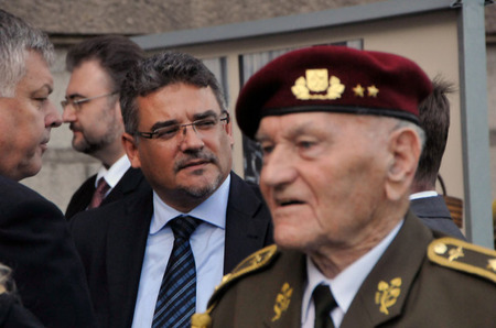 Mezi hosty bylo možné na výstavě zahlédnout také náměstka ministra obrany Tomáše Kuchtu, který si se zájmem a s uznáním k autorům, prohlédl expozici