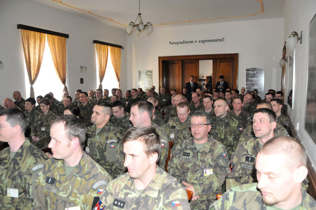 Zaplněný sál příslušníky pluku, kteří využili možnost besedovat s vrchním velitelem