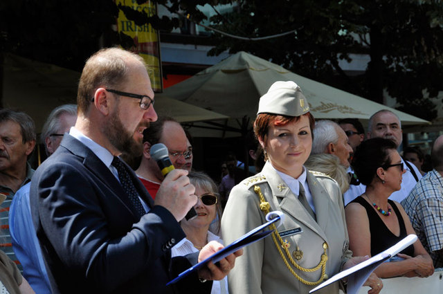 Průběh festivalu komentovali moderátoři Václav Žmolík z Českého rozhlasu a kapitánka Eva Cajthamlová