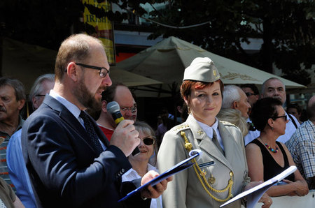 Průběh festivalu komentovali moderátoři Václav Žmolík z Českého rozhlasu a kapitánka Eva Cajthamlová