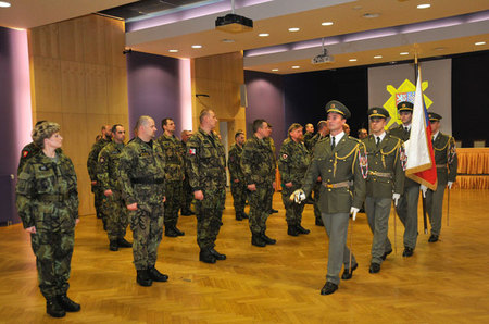 Slavnostní nástup byl ukončen odnesením státní vlajky jednotkou Čestné stráže AČR