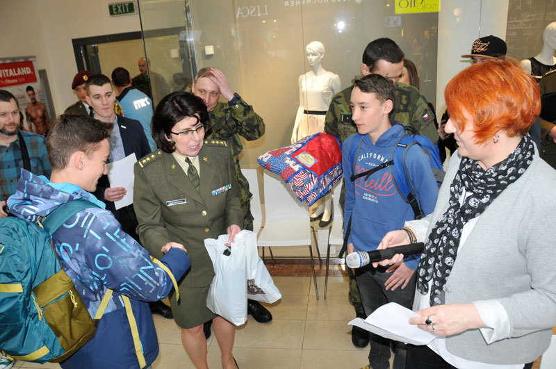 Ti, kteří dosáhli nejlepšího času při zkoušce fyzických testů podle norem AČR, převzali od plukovnice Lenky Šmerdové upomínkové dárky