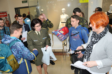 Ti, kteří dosáhli nejlepšího času při zkoušce fyzických testů podle norem AČR, převzali od plukovnice Lenky Šmerdové upomínkové dárky